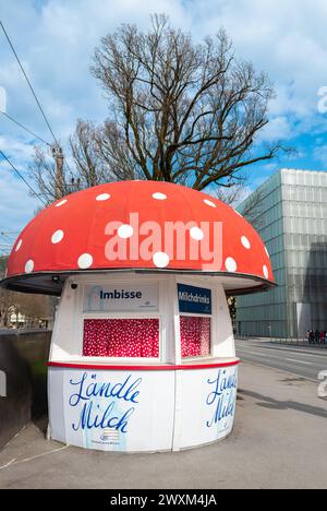 Bregenz, Österreich - 15. März 2024: Historischer Milchpilz in Bregenz - ein Kiosk mit Eis und Milchprodukten Stockfoto