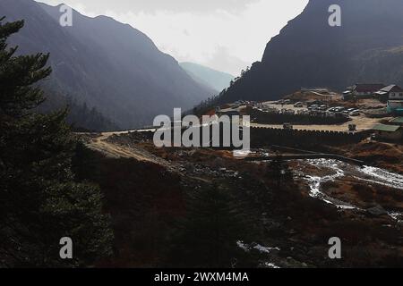 Wunderschöner Bach, der durch das malerische Bergtal fließt, umgeben von himalaya und alpinem Wald im Osten von sikkim nahe der Grenze zu indien china Stockfoto