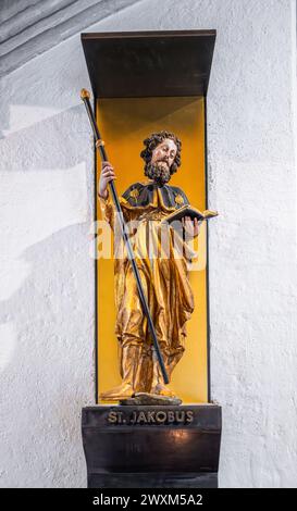 Wasserburg am Inn, Deutschland - 13. März 2024: Statue des Heiligen Jakobswegs in der Pfarrkirche in Wasserburg am Inn Stockfoto