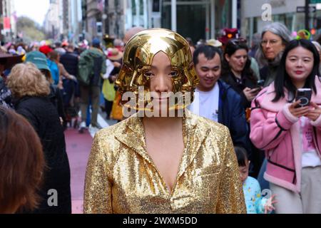 New York City, Usa. April 2024. Die Besucher nehmen an der osterparade 2024 vor der Saint Patrick's Cathedral auf der Fifth Avenue in New York City, NY, USA, am 31. März 2024 Teil. Foto: Charles Guerin/ABACAPRESS.COM Credit: Abaca Press/Alamy Live News Stockfoto