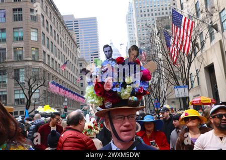 New York City, Usa. April 2024. Die Besucher nehmen an der osterparade 2024 vor der Saint Patrick's Cathedral auf der Fifth Avenue in New York City, NY, USA, am 31. März 2024 Teil. Foto: Charles Guerin/ABACAPRESS.COM Credit: Abaca Press/Alamy Live News Stockfoto