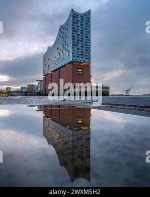 Hamburg, Deutschland - 20. Februar 2024: Moderne Gebäude im Hamburger Hafenviertel am 20. Februar 2024 in Deutschland Stockfoto