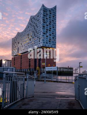 Hamburg, Deutschland - 20. Februar 2024: Moderne Gebäude im Hamburger Hafenviertel am 20. Februar 2024 in Deutschland Stockfoto