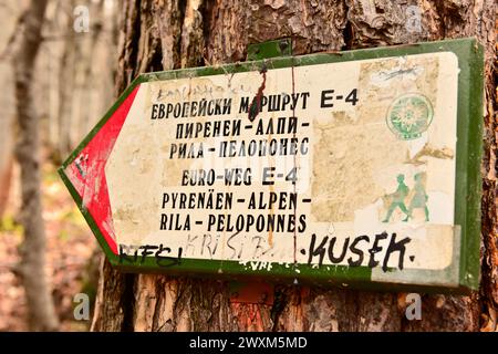 E4 Europäischer Fernwanderweg verwittertes Schild für die internationale Wanderroute Pyrenäen nach Peloponnes im Vitosha-Gebirge bei Sofia, Bulgarien, EU Stockfoto