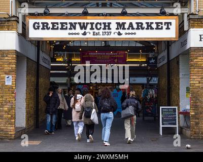 London, Vereinigtes Königreich - 26. Februar 2024: Eintritt in die historische Greenwich Markthalle mit Verkaufsständen und Geschäften, die Antiquitäten, Kunst und andere Waren verkaufen Stockfoto