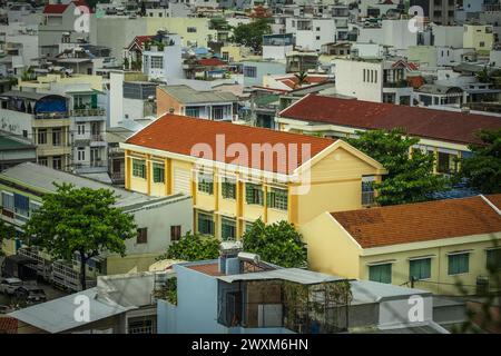 Blick aus der Vogelperspektive auf die Skyline Nha Trang City, Vietnam. Wohnungen und Mieten in Vietnam. Stadtbild von Nha Trang, Küstenstadt im Süden Vietnams. Popul Stockfoto