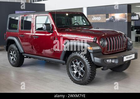 Russland, Izhevsk - 4. März 2022: Jeep Showroom. Neuer Wrangler Unlimited im Händlershowroom. Vorder- und Seitenansicht. Geländefahrzeuge. Alliance Stellantis Stockfoto