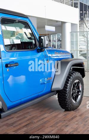 Russland, Ischewsk - 4. März 2022: Jeep Showroom. Neues Wrangler Unlimited Rubicon mit Baumtür im Händlerausstellungsraum. Geländefahrzeuge. Alliance Stellantis. Stockfoto