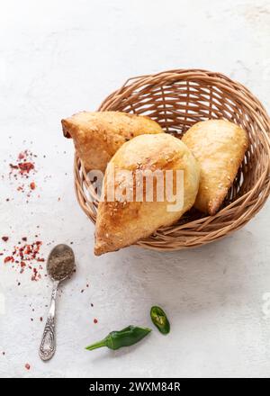 Usbek leckeres Street Food Tandoori Samsa. Taschkent . Usbekistan Stockfoto