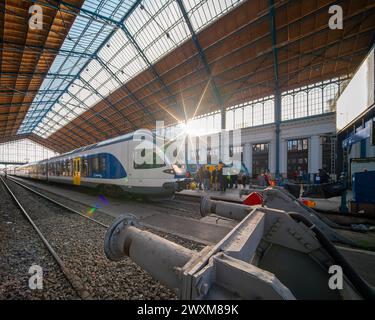 03.20.24. Budapest, Ungarn. Dokumentarfotos über den Westbahnhof in Budapest, Ungarn. Inklusive Passanten, Zeitplan, Züge und Archi Stockfoto