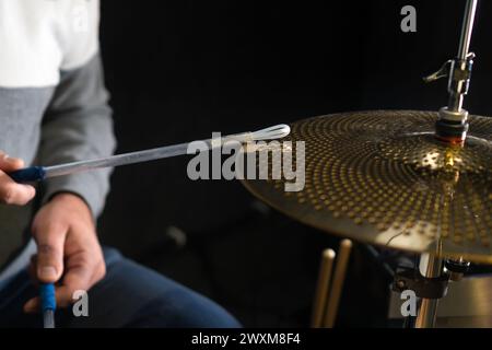 Schlagzeuger hinter dem Schlagzeug im Studio, bei einem Konzert. Professionelles Trommelkit in Nahaufnahme. Stockfoto