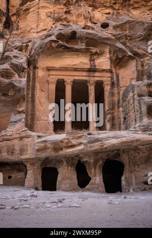 Sandstone Rock TriClinium in Little Petra in Jordanien. Vertikale Ansicht der archäologischen Stätte Siq al-Barid im Nahen Osten. Stockfoto