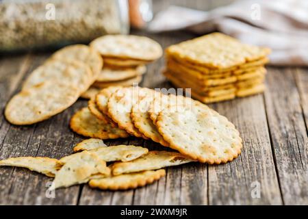 Ein Stapel Cracker, ordentlich auf einer Holzplatte angeordnet. Stockfoto