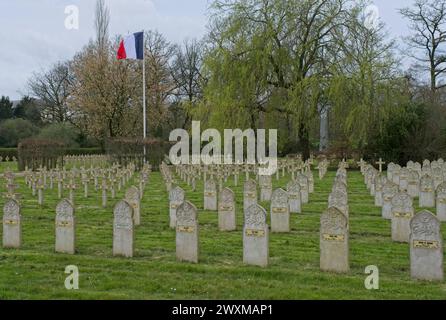 Sainte Anne d’Auray, Frankreich - 27. März 2024: Die bretonische Nekropole enthält die Gräber französischer und belgischer Soldaten, die während der ersten Zeit getötet wurden Stockfoto