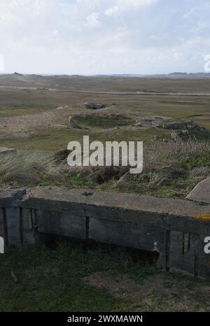 Plouharnel, Frankreich - 29. März 2024: Vannes Coastal Defense Battery. Sie umfasst die Halbinsel Quiberon sowie den Golf von Morbihan. Sonniger Frühlingstag. Stockfoto