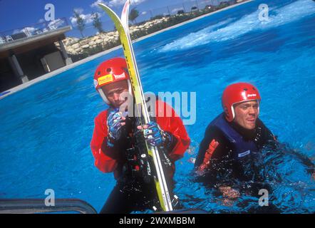 Ein junger (Teenager) Freestyle-Ski-Jumperin landet in einem Pool von einer speziell gebauten Rampe in der Olympischen Trainingsanlage in Park City, Utah - der Pool bricht den Fall für alle Stockfoto