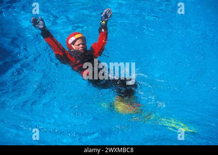 Ein junger (Teenager) Freestyle-Ski-Jumperin landet in einem Pool von einer speziell gebauten Rampe in der Olympischen Trainingsanlage in Park City, Utah - der Pool bricht den Fall für alle Stockfoto