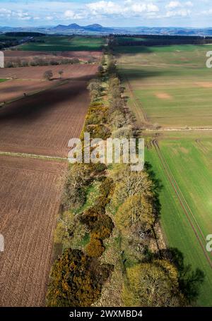 Aus der Vogelperspektive der Dere Street Römerstraße mit Blick nach Norden in Richtung der Eildon Hills (lateinisch: trium montium, drei Hügel) bei Melrose. Stockfoto