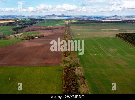 Aus der Vogelperspektive der Dere Street Römerstraße mit Blick nach Norden in Richtung der Eildon Hills (lateinisch: trium montium, drei Hügel) bei Melrose. Stockfoto