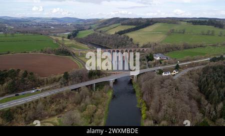 Aus der Vogelperspektive des Leaderfooot Viaduct, wo er den Fluss Tweed bei Melrose überquert. Das Gelände der römischen Festung Trimontium liegt südlich des Flusses Stockfoto