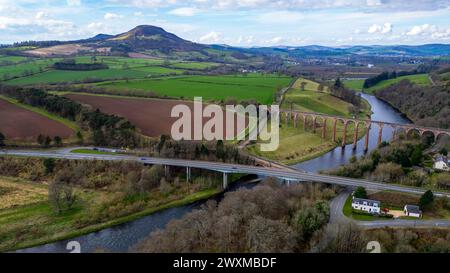 Aus der Vogelperspektive des Leaderfooot Viaduct, wo er den Fluss Tweed bei Melrose überquert. Das Gelände der römischen Festung Trimontium liegt südlich des Flusses Stockfoto