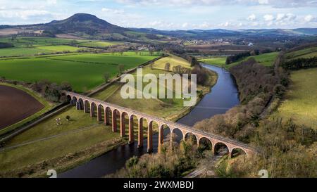 Aus der Vogelperspektive des Leaderfooot Viaduct, wo er den Fluss Tweed bei Melrose überquert. Das Gelände der römischen Festung Trimontium liegt südlich des Flusses Stockfoto