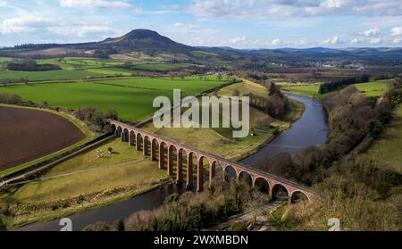 Aus der Vogelperspektive des Leaderfooot Viaduct, wo er den Fluss Tweed bei Melrose überquert. Das Gelände der römischen Festung Trimontium liegt südlich des Flusses Stockfoto