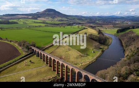 Aus der Vogelperspektive des Leaderfooot Viaduct, wo er den Fluss Tweed bei Melrose überquert. Das Gelände der römischen Festung Trimontium liegt südlich des Flusses Stockfoto