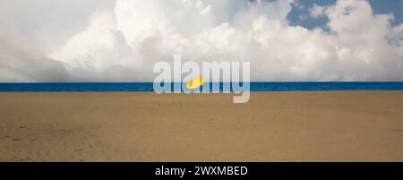 Ein gelber Sonnenschirm steht an einem Strand, dessen helle Farbe sich mit dem blauen Himmel und dem Meer abhebt Stockfoto