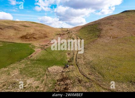 Drohnenansicht der Route der Dere Street Roman Road mit Blick nach Süden in Richtung Woden Law, Towford, Jedburgh, Schottland. Stockfoto