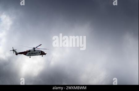 Sikorsky S-92A HM Coastguard SAR Hubschrauber auf einer Rettungsmission neben der Swaledale Mountain Rescue, um einen Unfall in den Yorkshire Dales, U, zu beobachten Stockfoto