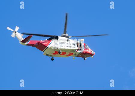 Sikorsky S-92A HM Coastguard SAR Hubschrauber auf einer Rettungsmission neben der Swaledale Mountain Rescue, um einen Unfall in den Yorkshire Dales, U, zu beobachten Stockfoto