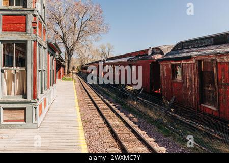 Virginia City Train Depot mit altem Gebäude und antikem Zug Stockfoto