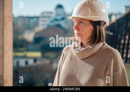 Porträt einer Architektin auf der Baustelle während des Inspektionsverfahrens, selektiver Fokus Stockfoto