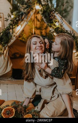 Ein Mädchen streichelt ihre Mutterhaare Stockfoto