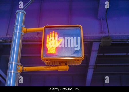 Eine seitliche Ampel, die ein Handsignal anzeigt Stockfoto