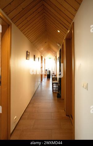 Isländische Hostel Gästehaus Korridor Warme Holzdecke - Zimmer Stockfoto