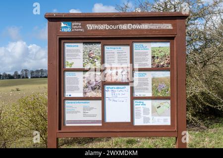 RSPB Winterbourne Downs Naturschutzgebiet in Spring, Wiltshire, England, Großbritannien. Informationstafel am Eingang zum Reservat. Stockfoto