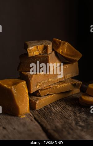 Bienenwachs-Closeup-Textur. Kosmetische Inhaltsstoffe, Lippenbalsam machen. Stockfoto