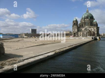 Blick auf das Baugelaende vor dem Berliner Doom, auf dem vormals der Palast der Republik Stand Berliner Dom Baugelaende vormals Palast der Republik *** Blick auf die Baustelle vor dem Berliner Doom, wo früher das Schloss der Republik stand Baustelle des Berliner Doms, ehemals Palast der Republik Stockfoto