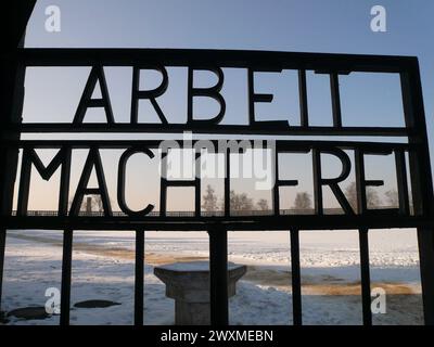 Inschrift im Eingangstor zum ehemaligen Konzentrationslager Sachsenhausen bei Oranienburg, gesehen waehrend eines Pressebesuches Arbeit macht frei - KZ Sachsenhausen *** Inschrift am Eingangstor zum ehemaligen Konzentrationslager Sachsenhausen bei Oranienburg, zu sehen bei einem Pressebesuch in der Arbeit macht frei KZ Sachsenhausen Stockfoto