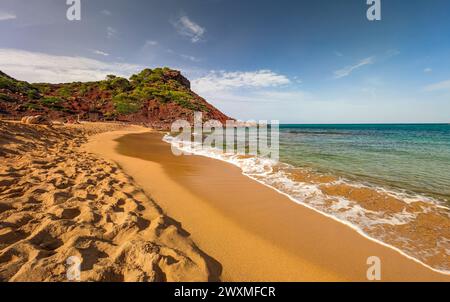 Blick von der Drohne auf die Strandlandschaft von Cala del Pilar im Norden von Menorca, in der Nähe von Ferreries Stockfoto