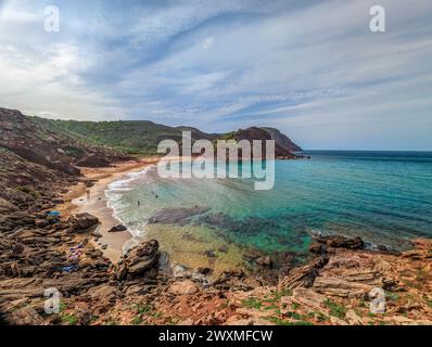 Blick von der Drohne auf die Strandlandschaft von Cala del Pilar im Norden von Menorca, in der Nähe von Ferreries Stockfoto