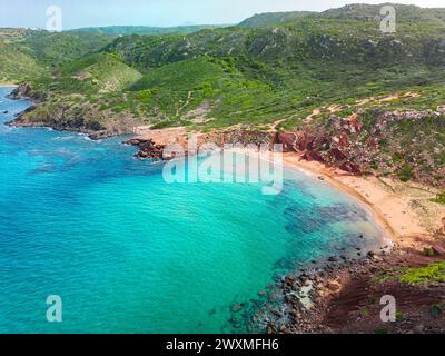 Blick von der Drohne auf die Strandlandschaft von Cala del Pilar im Norden von Menorca, in der Nähe von Ferreries Stockfoto