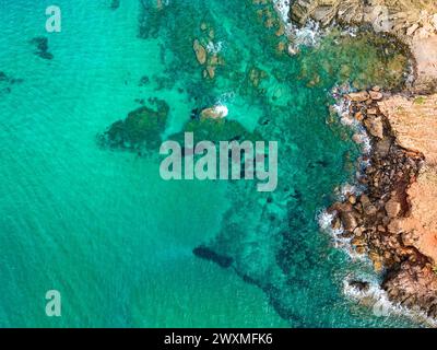 Blick von der Drohne auf die Strandlandschaft von Cala del Pilar im Norden von Menorca, in der Nähe von Ferreries Stockfoto