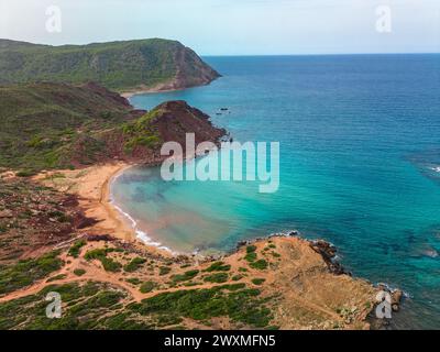 Blick von der Drohne auf die Strandlandschaft von Cala del Pilar im Norden von Menorca, in der Nähe von Ferreries Stockfoto