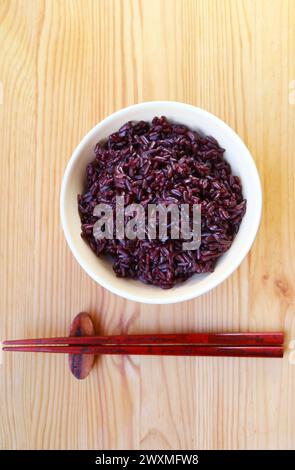 Frisch gekochter aromatischer Riceberry Reis, ein mittlerer bis niedriger glykämischer Index Carb mit zahlreichen gesundheitlichen Vorteilen Stockfoto