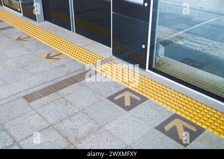 Bahnsteig und die Randtüren einer U-Bahn-Station Stockfoto