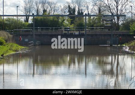 Datchet, Berkshire, Großbritannien. April 2024. Die Thames Water Raw Water Intake in Datchet, Berkshire. Die Zukunft für Thames Water ist unbekannt, da die Aktionäre sich weigerten, dem Unternehmen weitere Gelder zu geben. Es ist möglich, dass das Unternehmen in eine Sonderverwaltung übergeht oder renationalisiert wird. Quelle: Maureen McLean/Alamy Live News Stockfoto