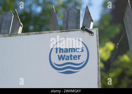 Datchet, Berkshire, Großbritannien. April 2024. Die Thames Water Raw Water Intake in Datchet, Berkshire. Die Zukunft für Thames Water ist unbekannt, da die Aktionäre sich weigerten, dem Unternehmen weitere Gelder zu geben. Es ist möglich, dass das Unternehmen in eine Sonderverwaltung übergeht oder renationalisiert wird. Quelle: Maureen McLean/Alamy Live News Stockfoto